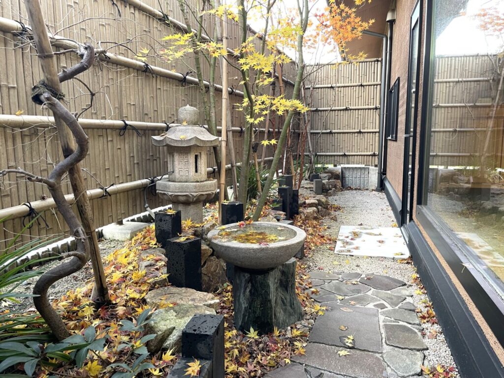 錦秋の手水鉢（きんしゅう の ちょうずばち）