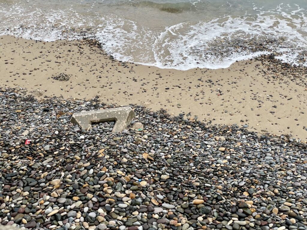 小石の浜の波の音