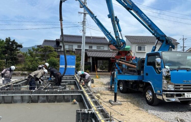 基礎コンクリート　コンクリート打設（だせつ）