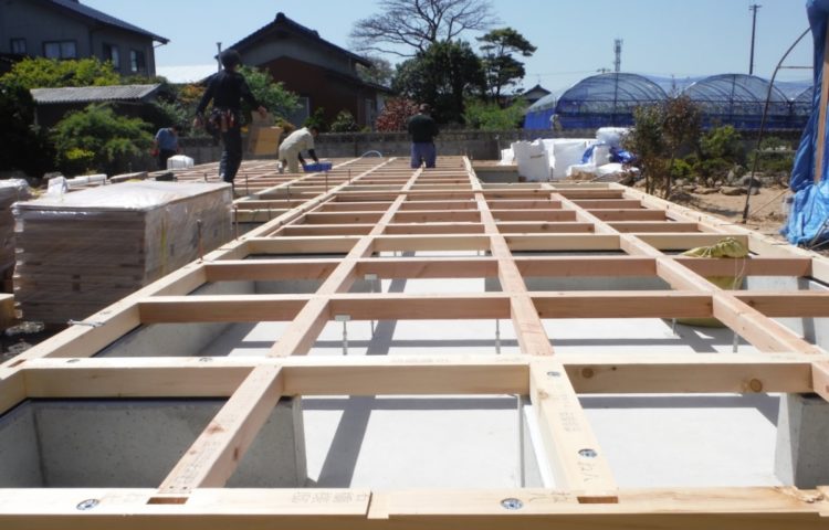大工さん登場！土台敷き