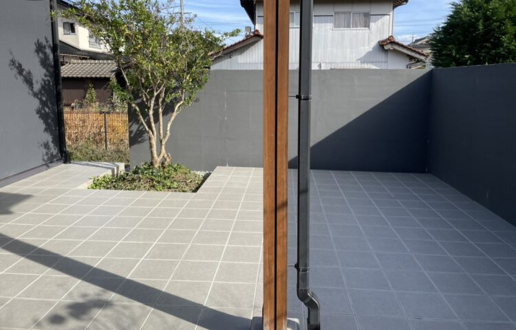 テラスのタイル工事